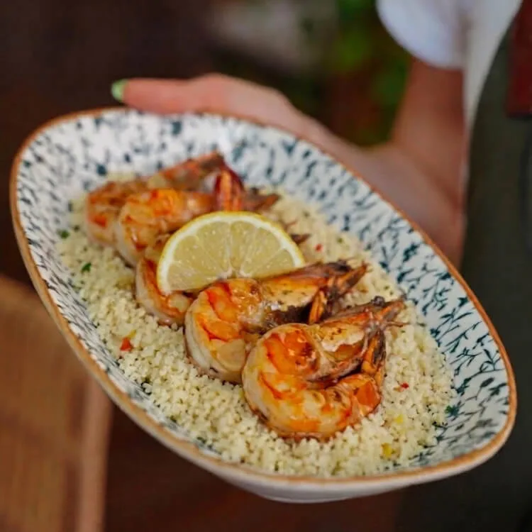 Gegrilde scampi's met harissa marinade en muntyoghurt