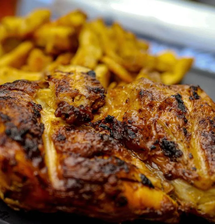 Poulet grillé avec mélange d'herbes biologiques, pommes de terre rôties et sauce au yaourt