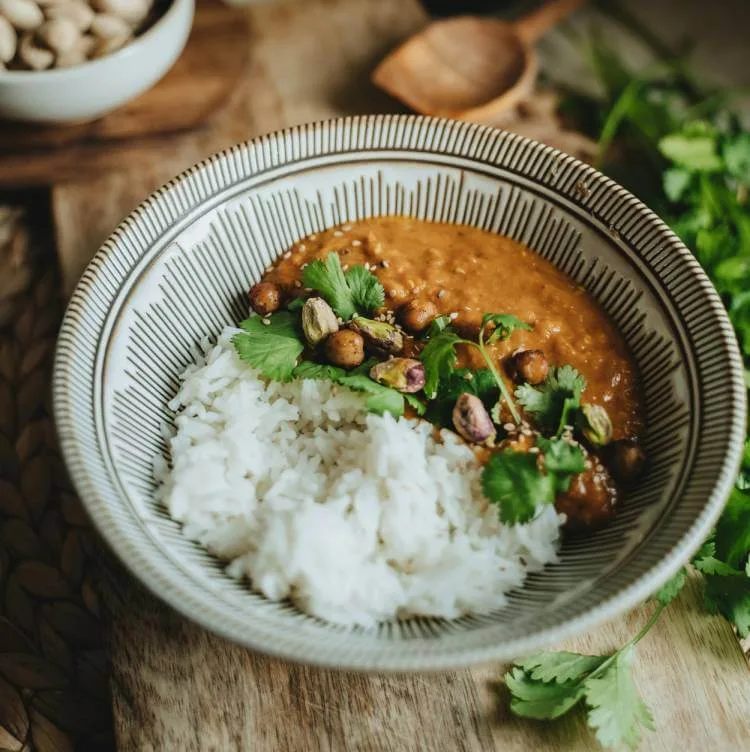 Dal avec feuilles de curry séchées tarka : un simple plat de lentilles du sud de l'Inde