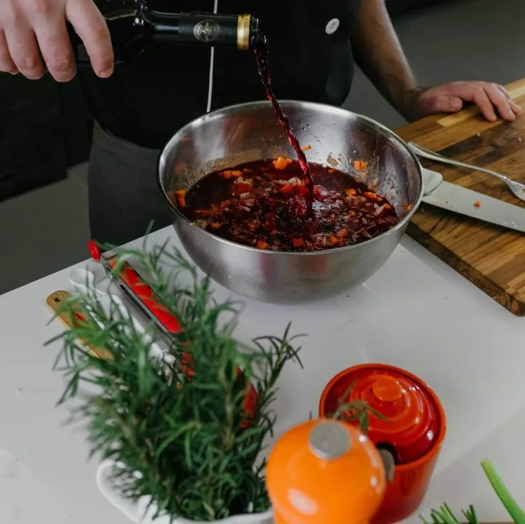 Fond de gibier au vin rouge et aux herbes aromatiques