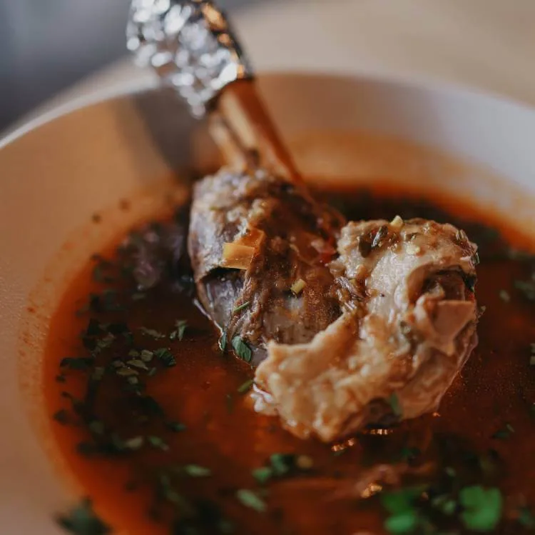 Épaule de porc cuite lentement avec mélange d'herbes biologiques