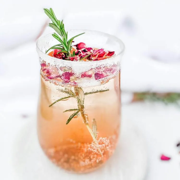 Limonade à la rose avec miel et mélisse citron