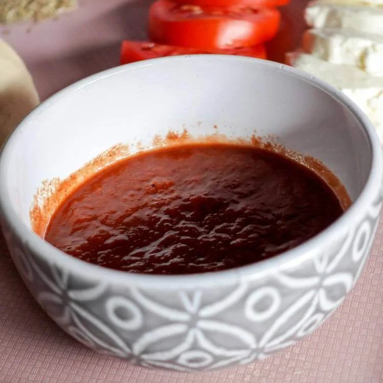 Sauce tomate simple aux herbes de pizza biologiques