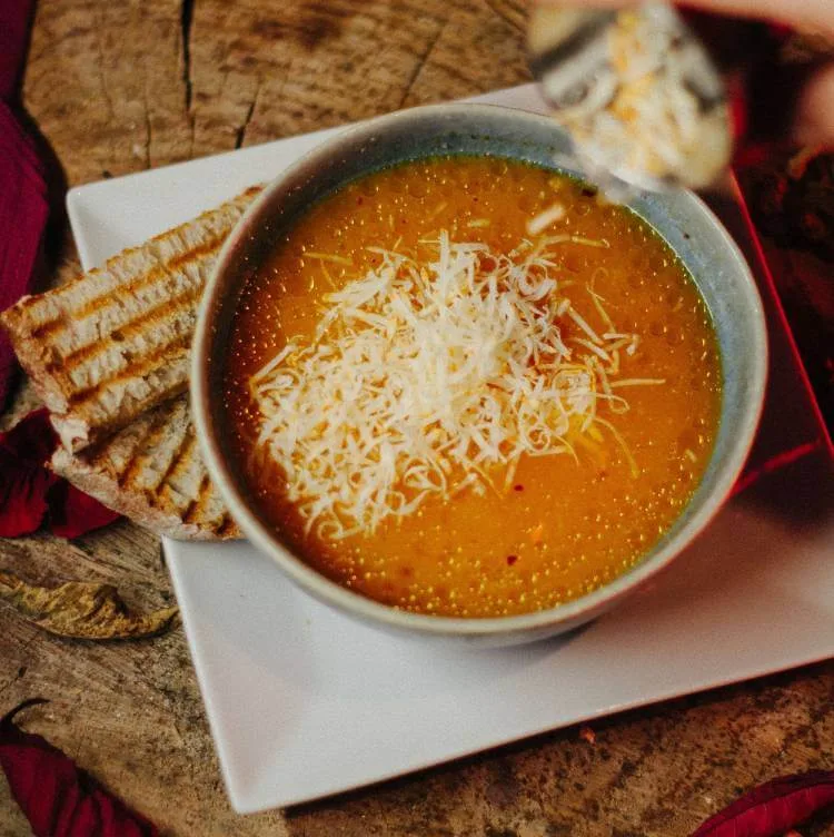 Soupe de poivron rôti avec paprika biologique