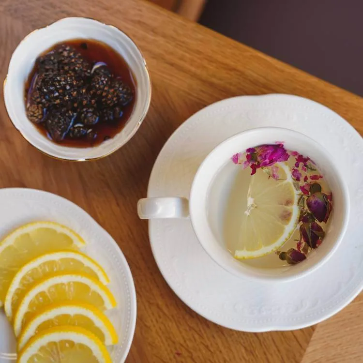 Sirop de fleur de sureau avec citron et pétales de rose
