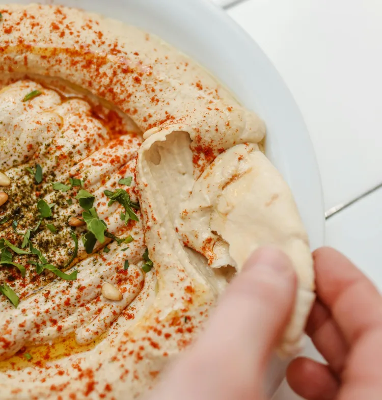 Harissa hummus met koriander en olijfolie