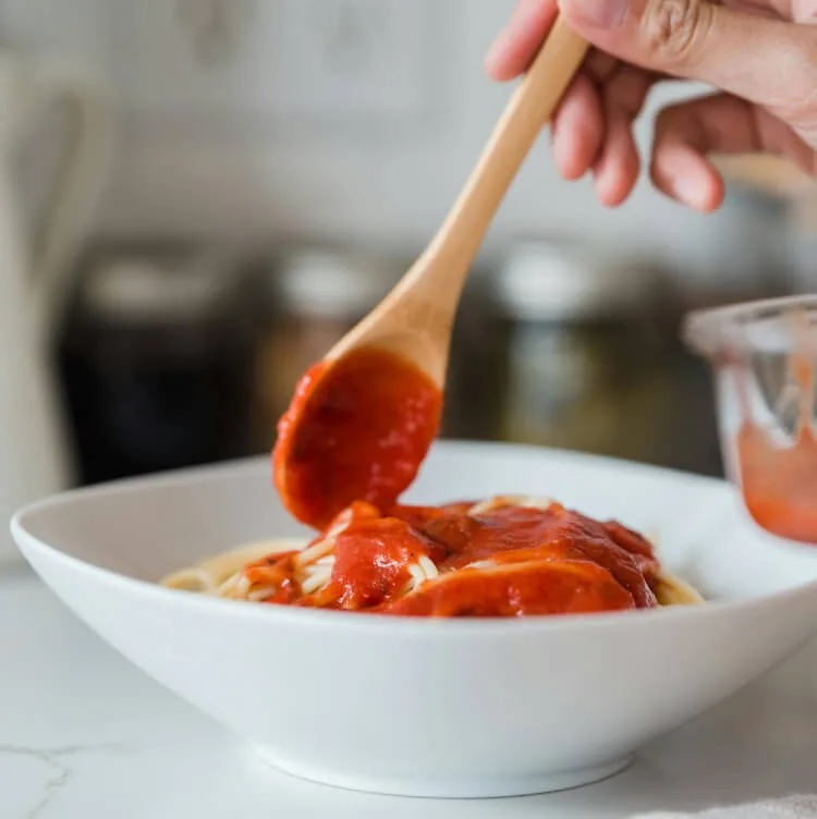 Tomatensaus met basilicum en olijfolie